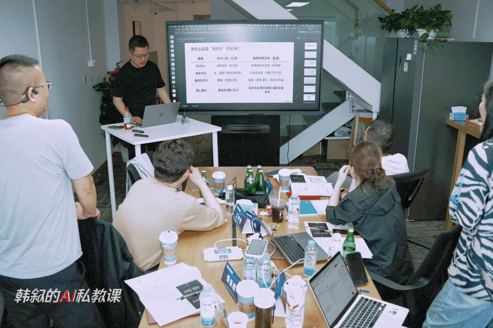 小班课堂中,学员带着电脑和自己的材料参与练习